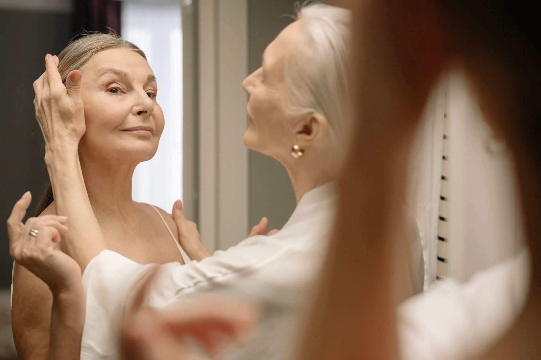 Femme élégante se maquillant avec soin