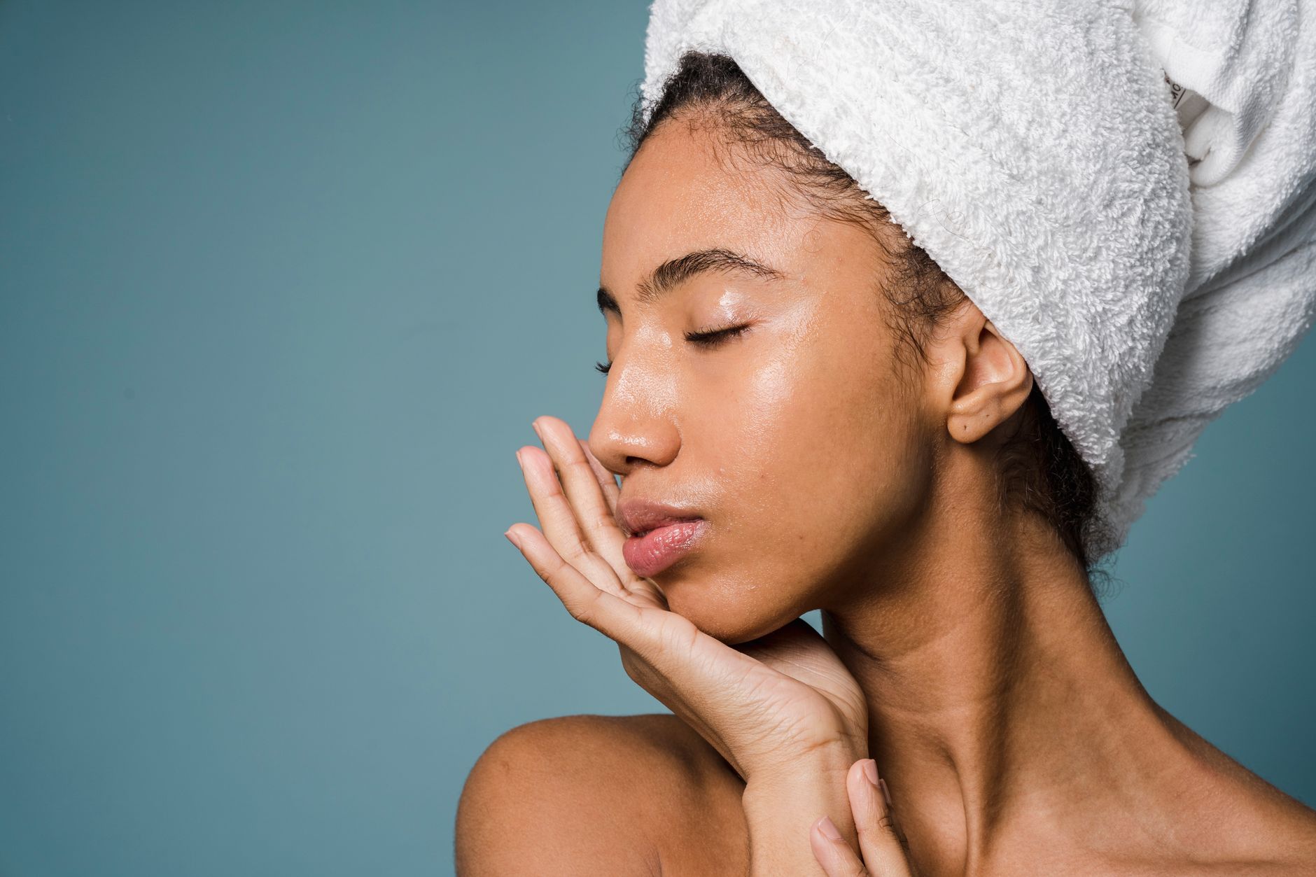 Femme touchant son visage les yeux fermés