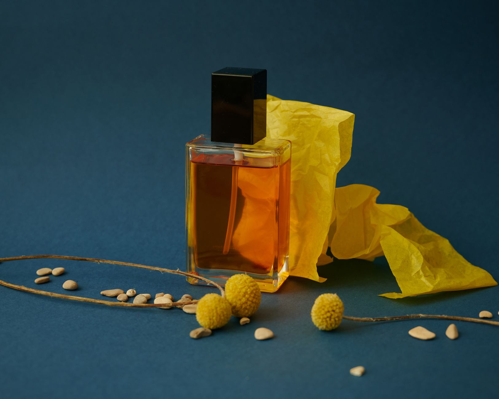 Flacon de parfum stylise avec papier jaune