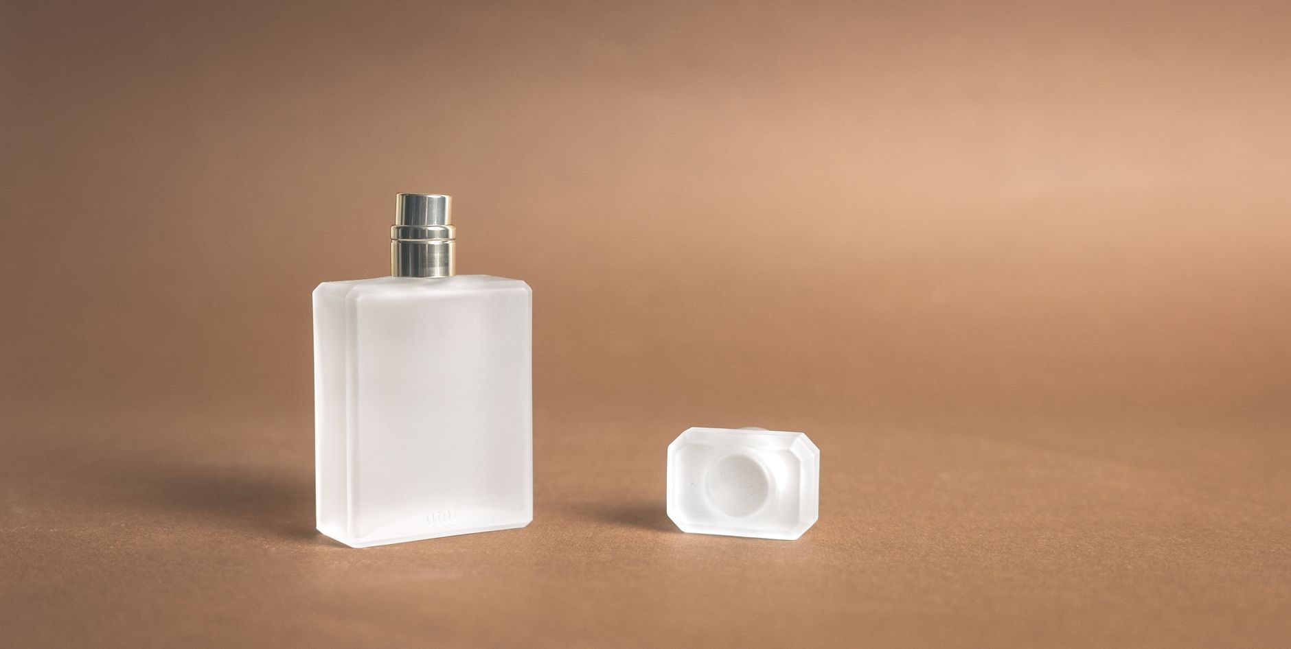 Flacon de parfum en verre depoli minimaliste