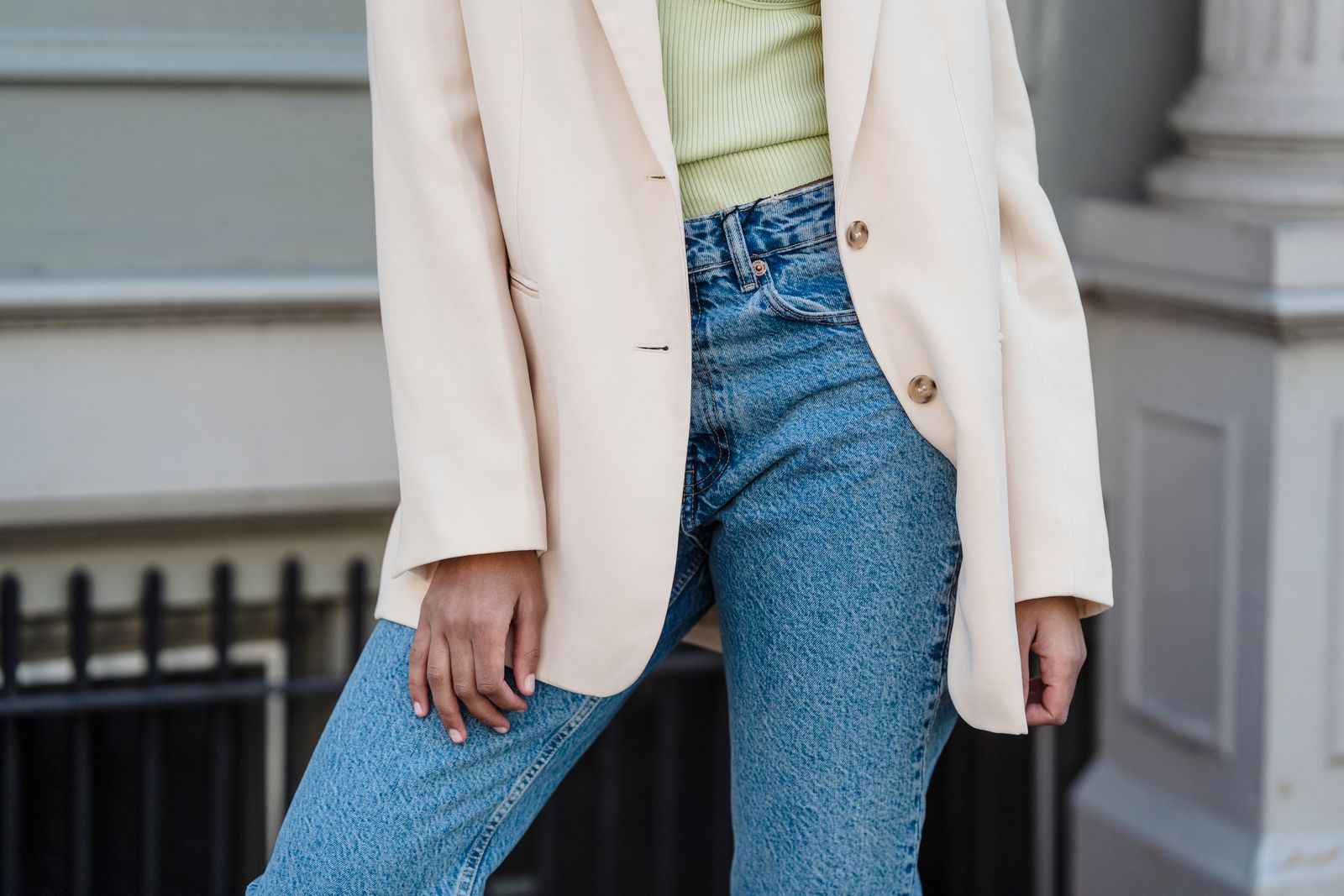 Femme portant un jean droit en ville