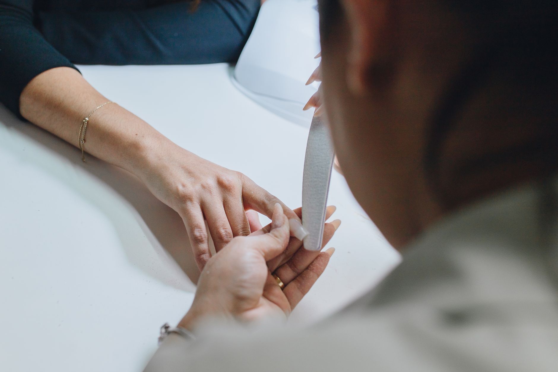 Lime à ongles pour polir une tache de tabac