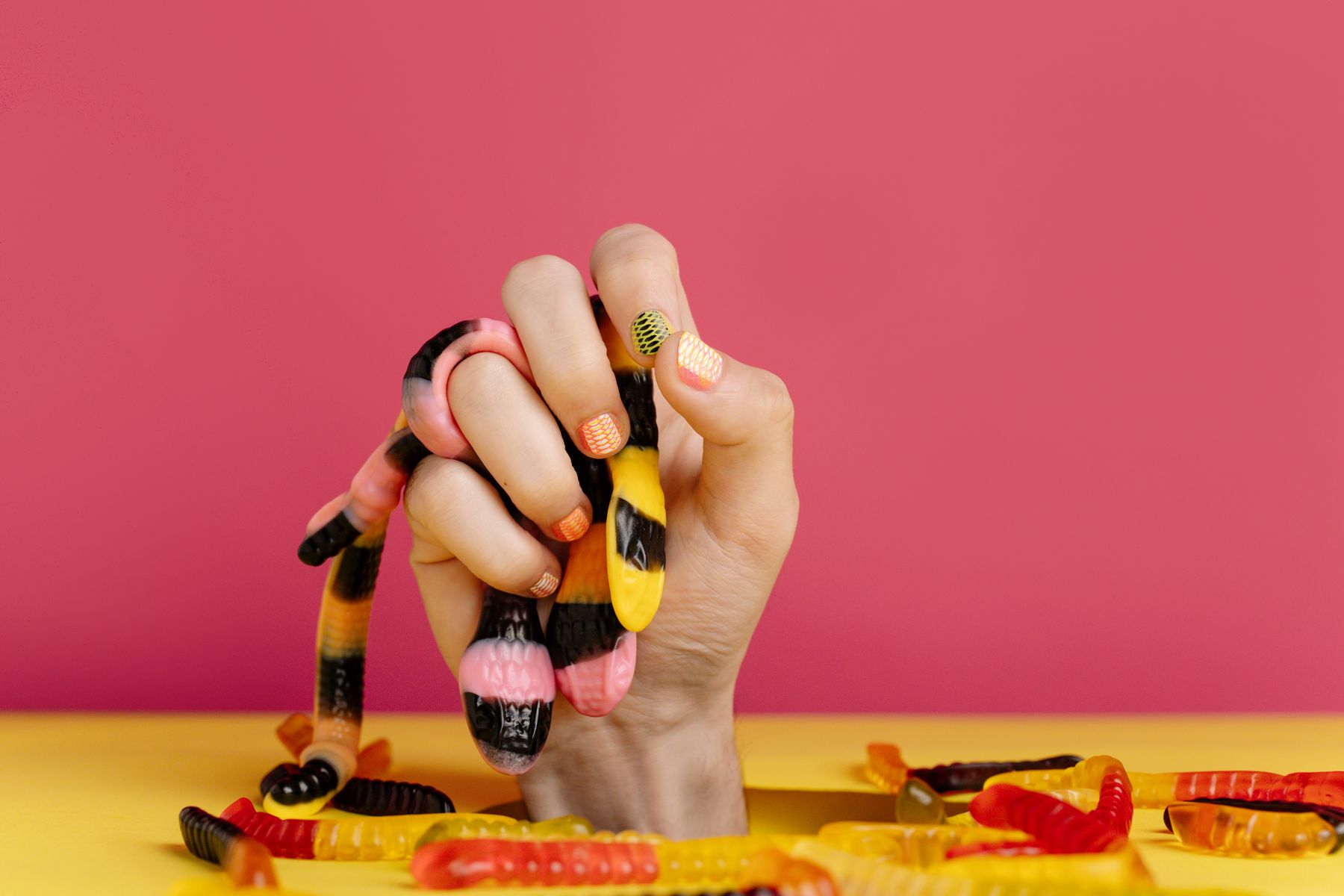 Manucure avec bonbons gélifiés colorés pour Halloween
