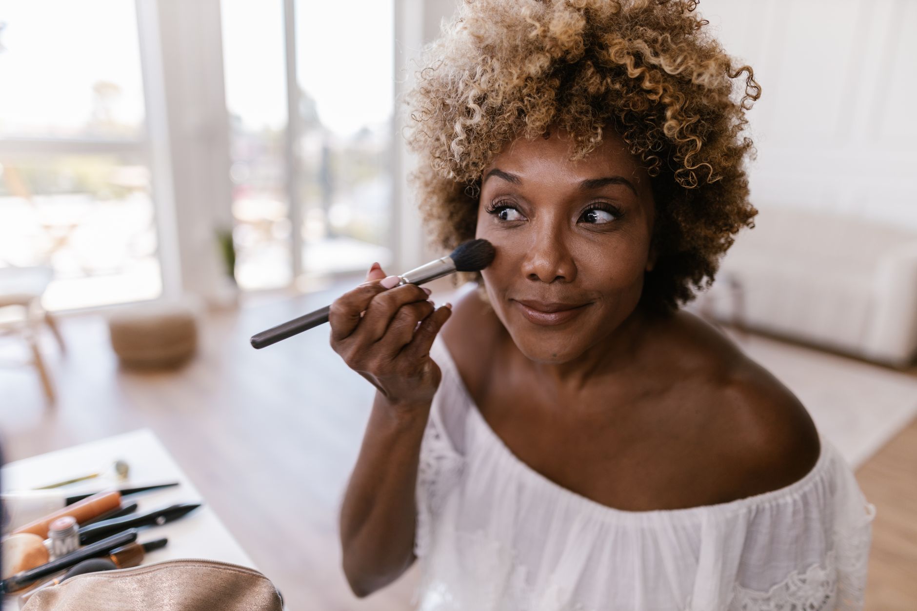 Application d'un maquillage naturel et lumineux