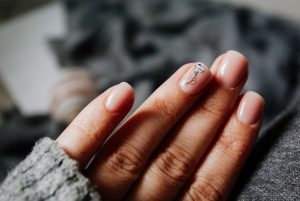 Nail art fin sur vernis semi-permanent nude