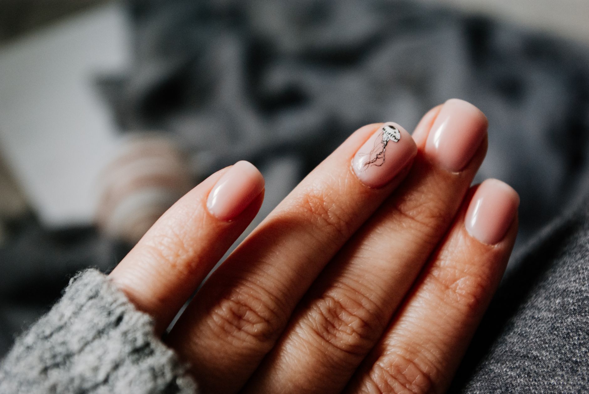 Nail art fin sur vernis semi-permanent nude