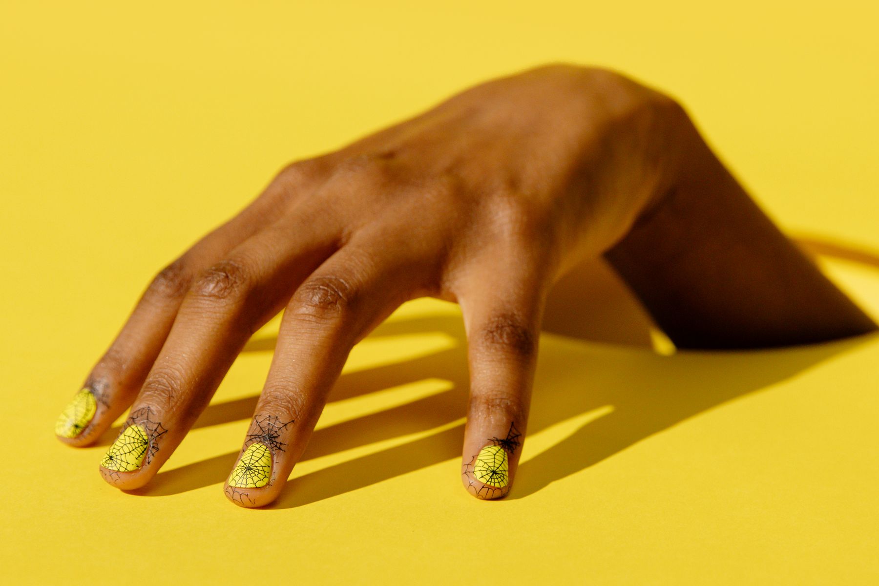 Nail art jaune à motifs pour une manucure Halloween