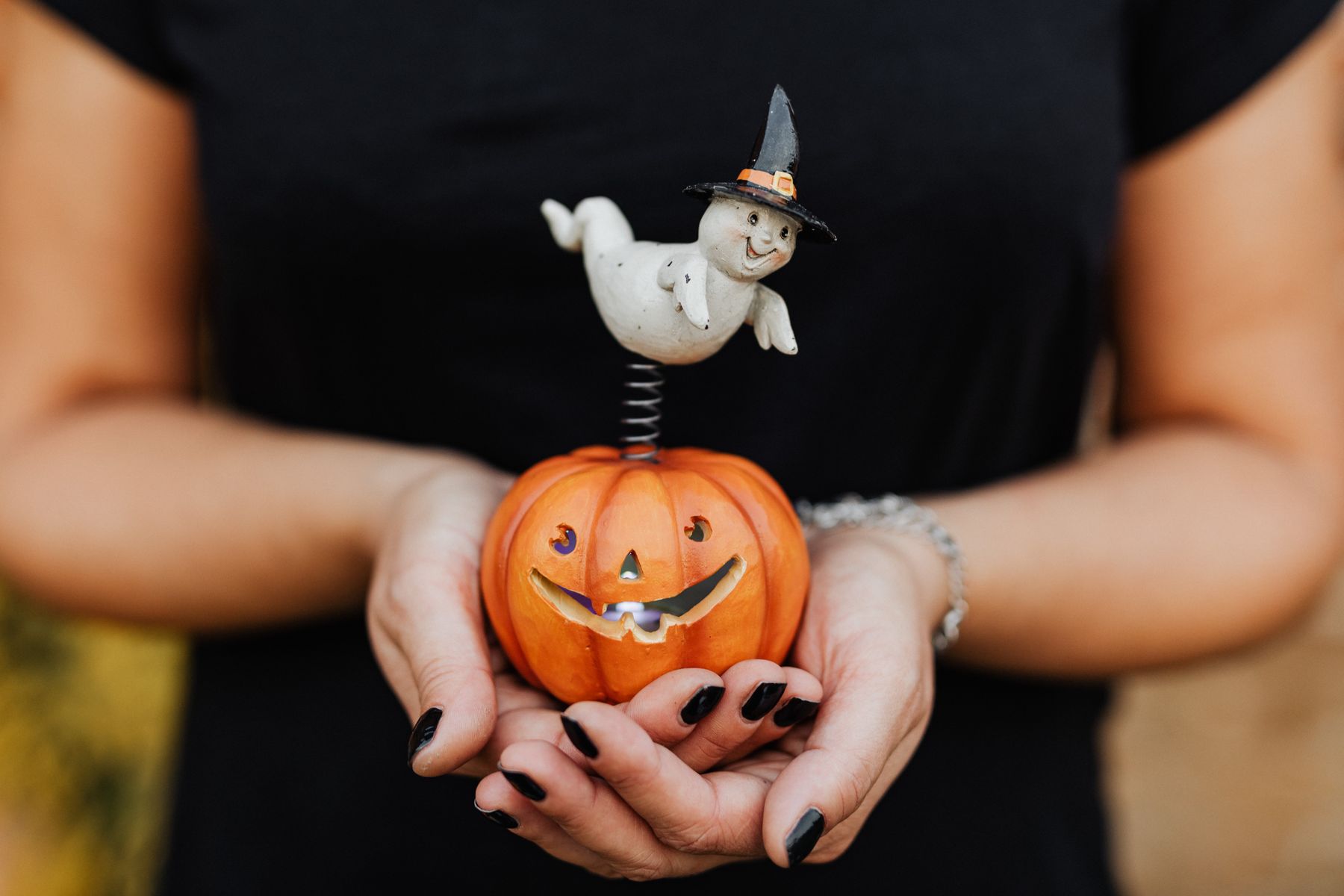 Décoration citrouille et fantôme d'Halloween tenue dans les mains