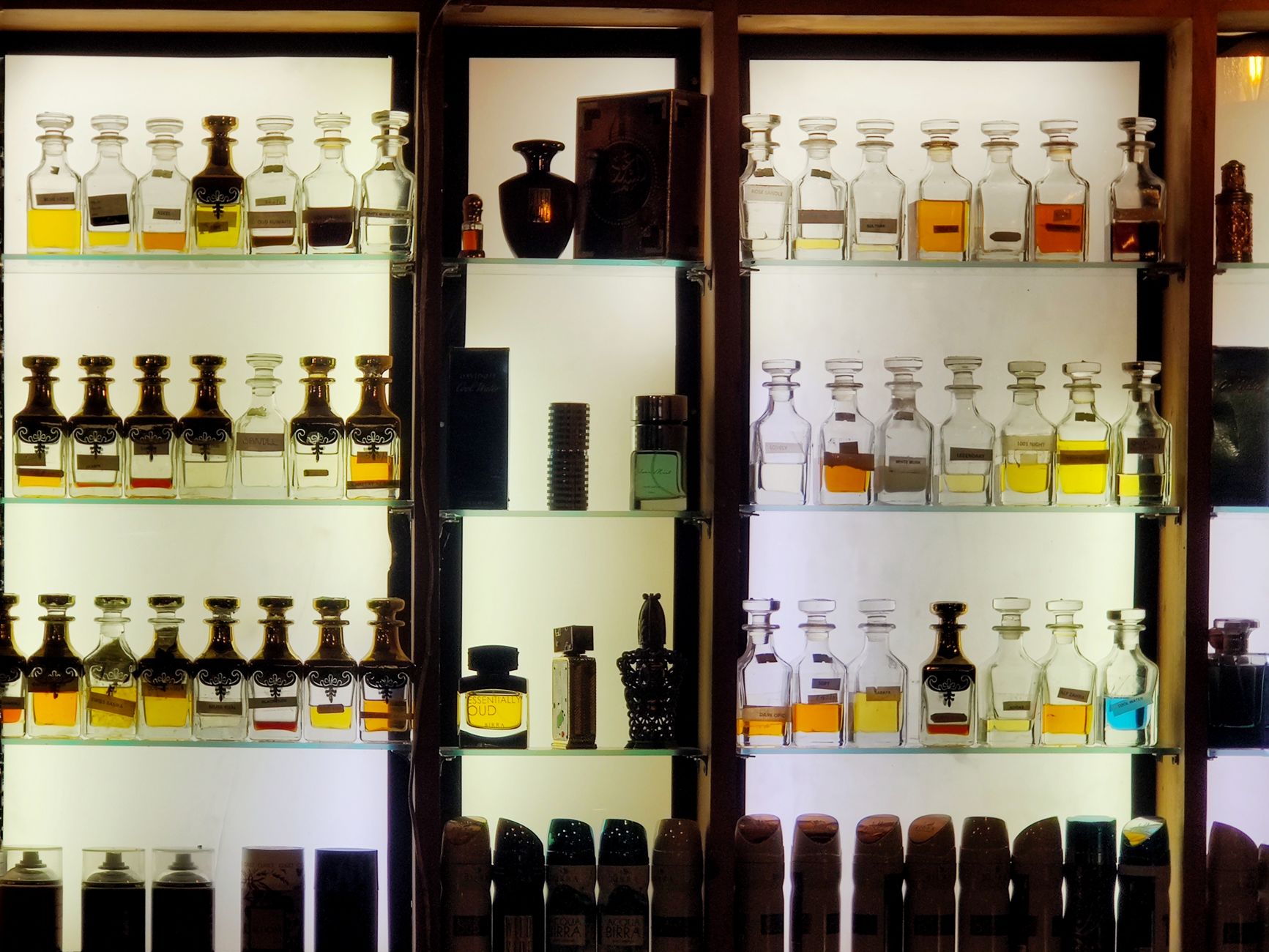 Étagère de flacons de parfum en parfumerie