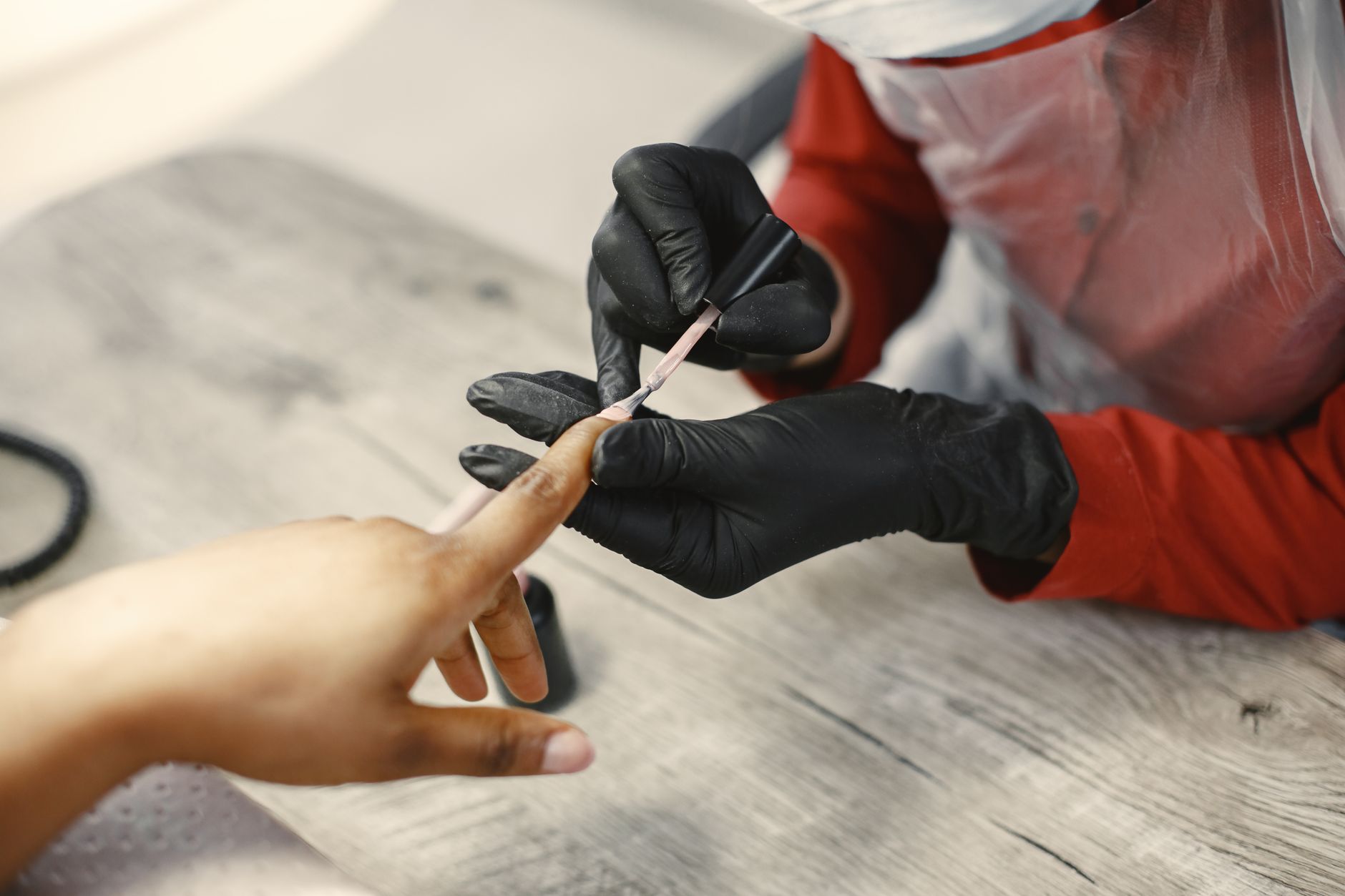 Pose de vernis semi-permanent par une professionnelle