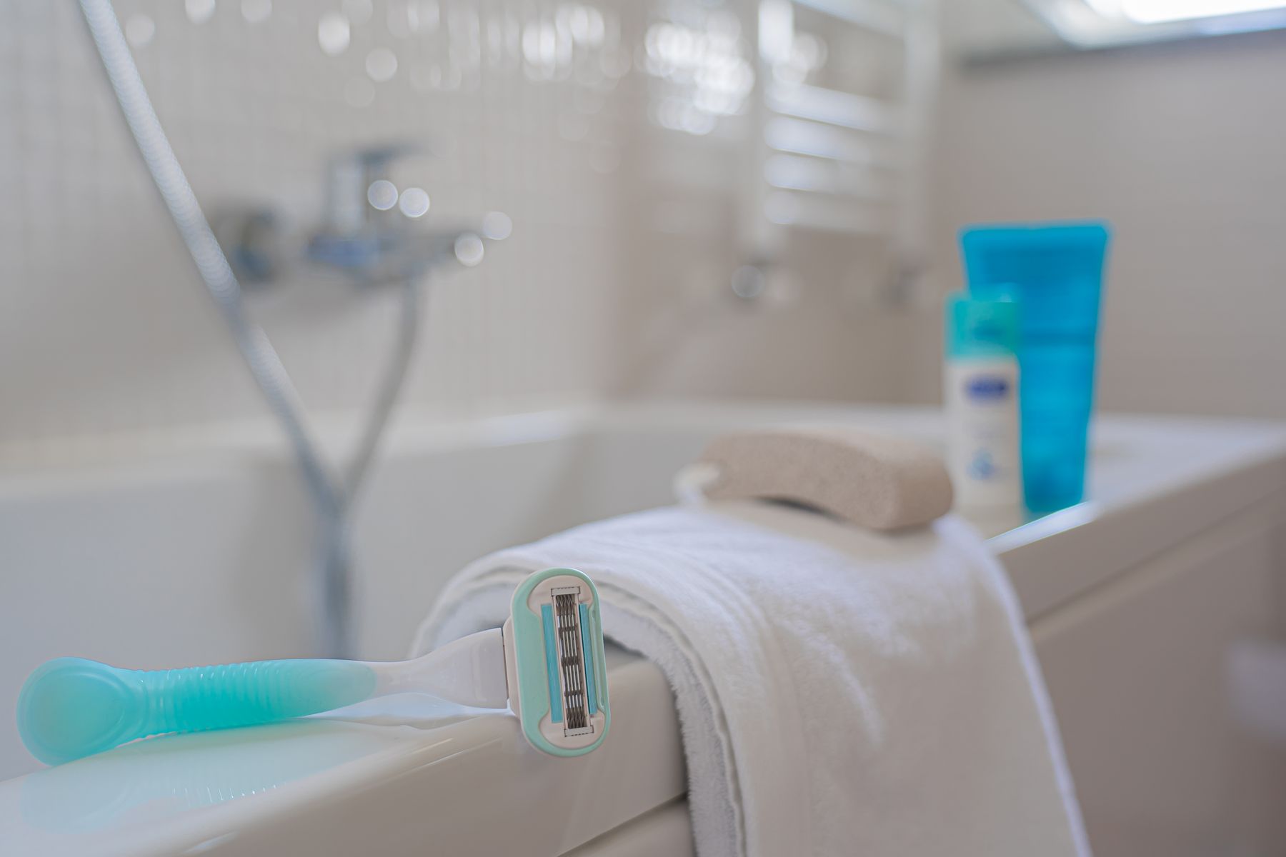 Rasoir posé sur une serviette de bain