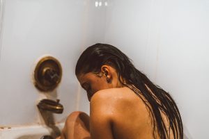 Femme détendue dans un bain, cheveux mouillés