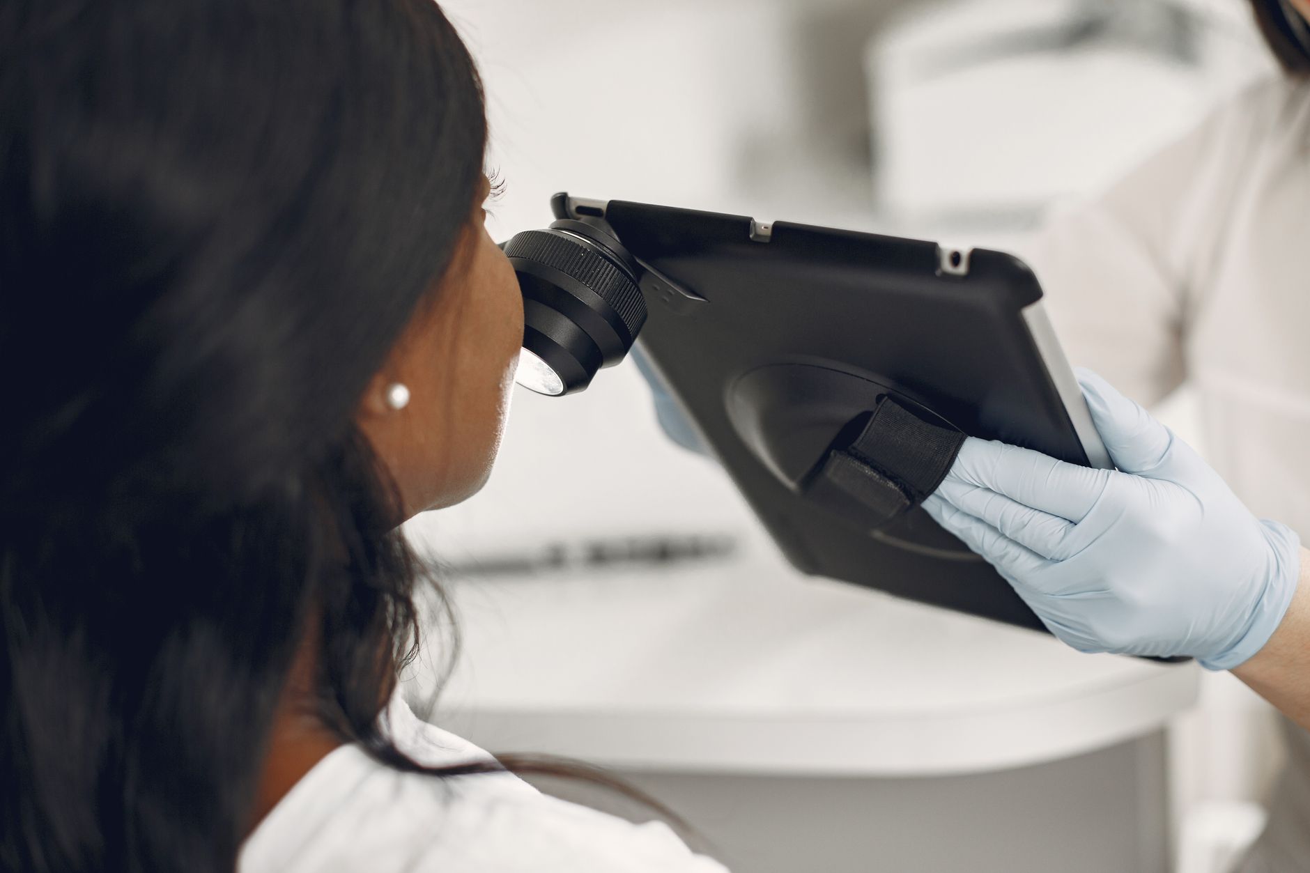 Dermatologue examinant la peau avec un dermatoscope